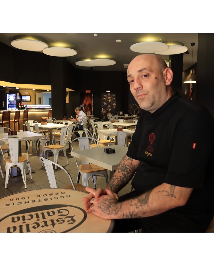 Imagen secundaria 2 - Distintos espacios del restaurante La Floresta, y el gerente y chef Jorge Margarito, en el establecimiento