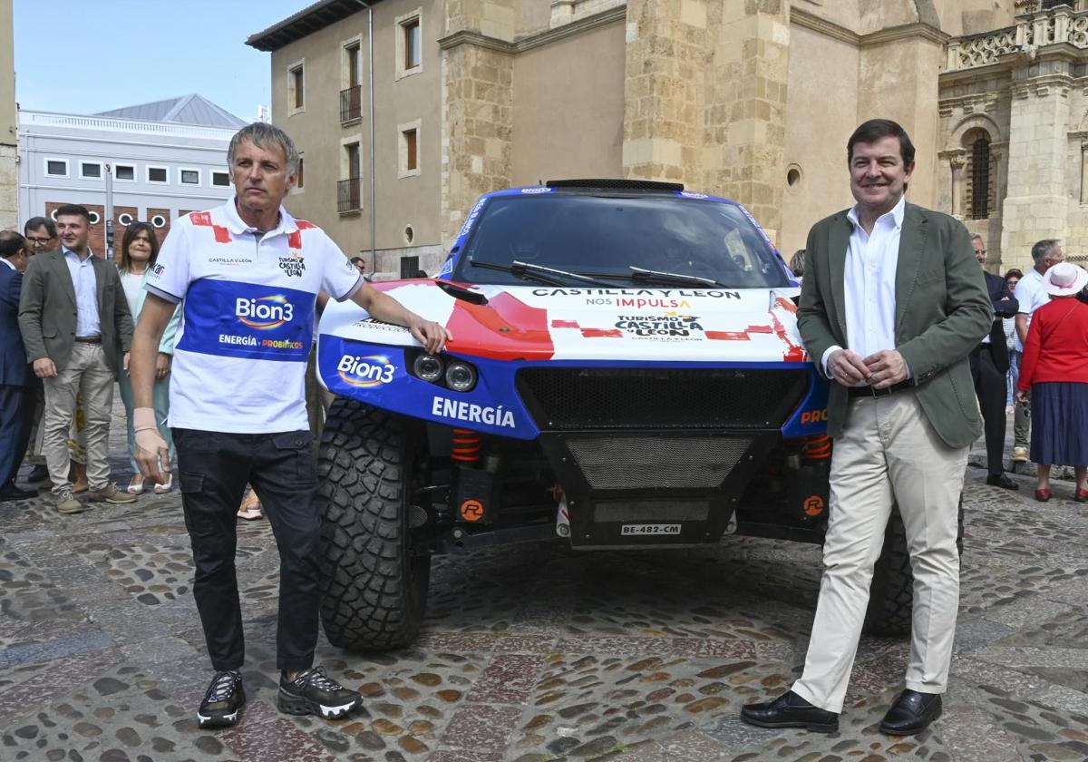 El presentador, aventurero y piloto Jesús Calleja (i), junto al presidente de la Junta, Alfonso Fernández Mañueco (d), presenta este miércoles en León, el coche con el competirá en la Baja España Aragón 2025 y el Rally Dakar 2026 y que ha calificado como un vehículo de «pata negra».