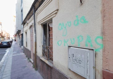 Los vecinos exigen el derribo de una casa ocupada por indigentes en el corazón de Delicias