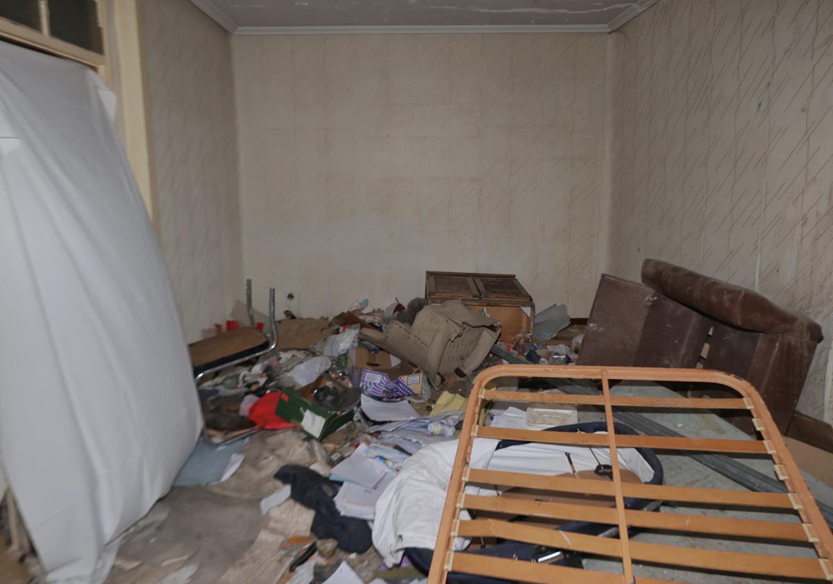 Imagen principal - Detalle del interior de la vivienda de la calle Calasanz, fachada tapiada de la calle Olmedo y solar en la esquina de Calasanz con calle Delicias.