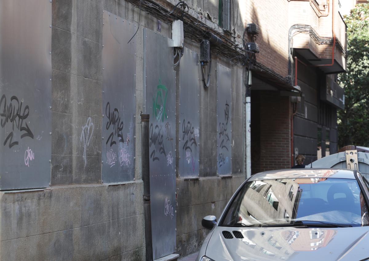 Imagen secundaria 1 - Detalle del interior de la vivienda de la calle Calasanz, fachada tapiada de la calle Olmedo y solar en la esquina de Calasanz con calle Delicias.