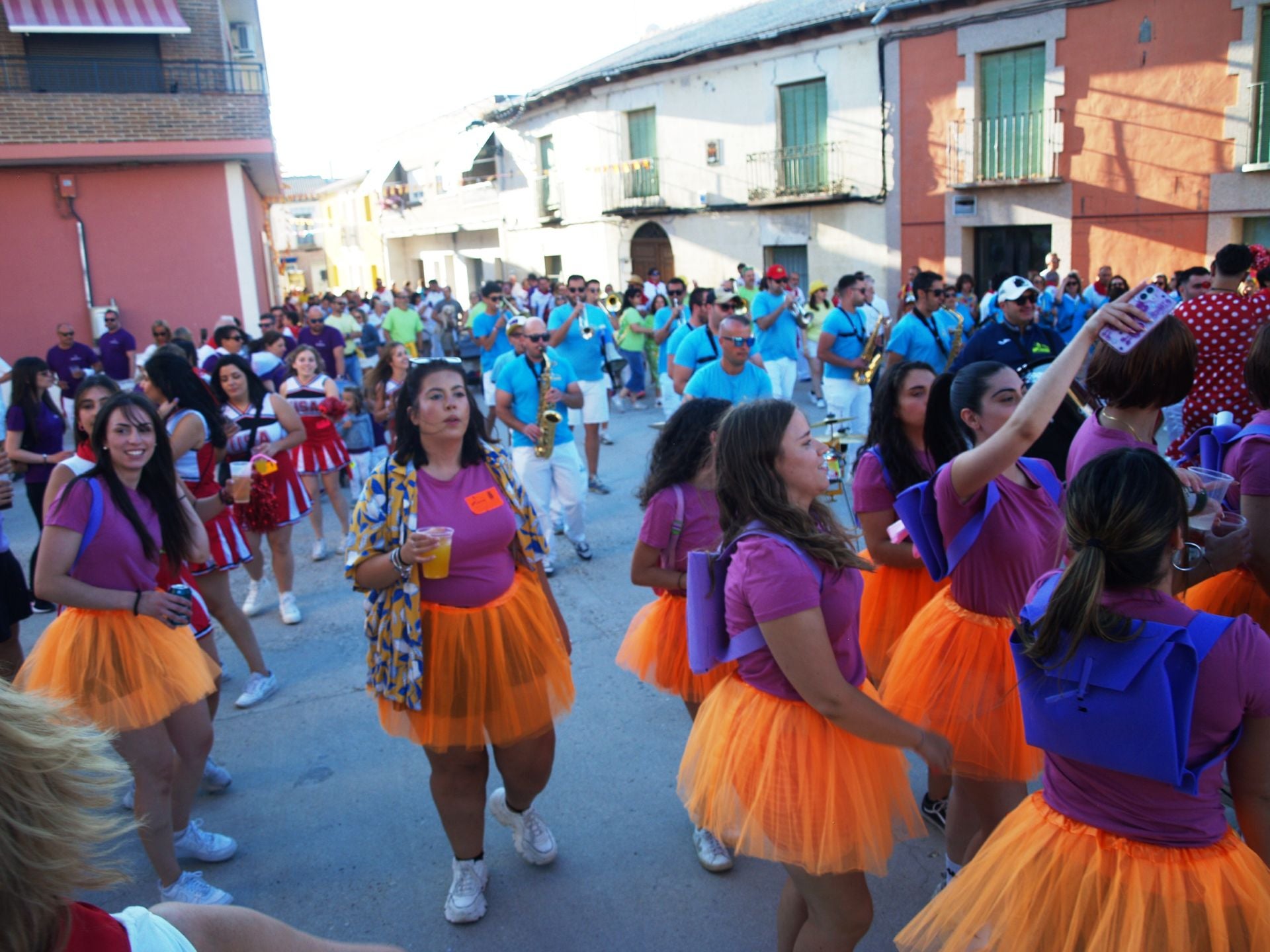 Las peñas festejan el inicio de las fiestas.