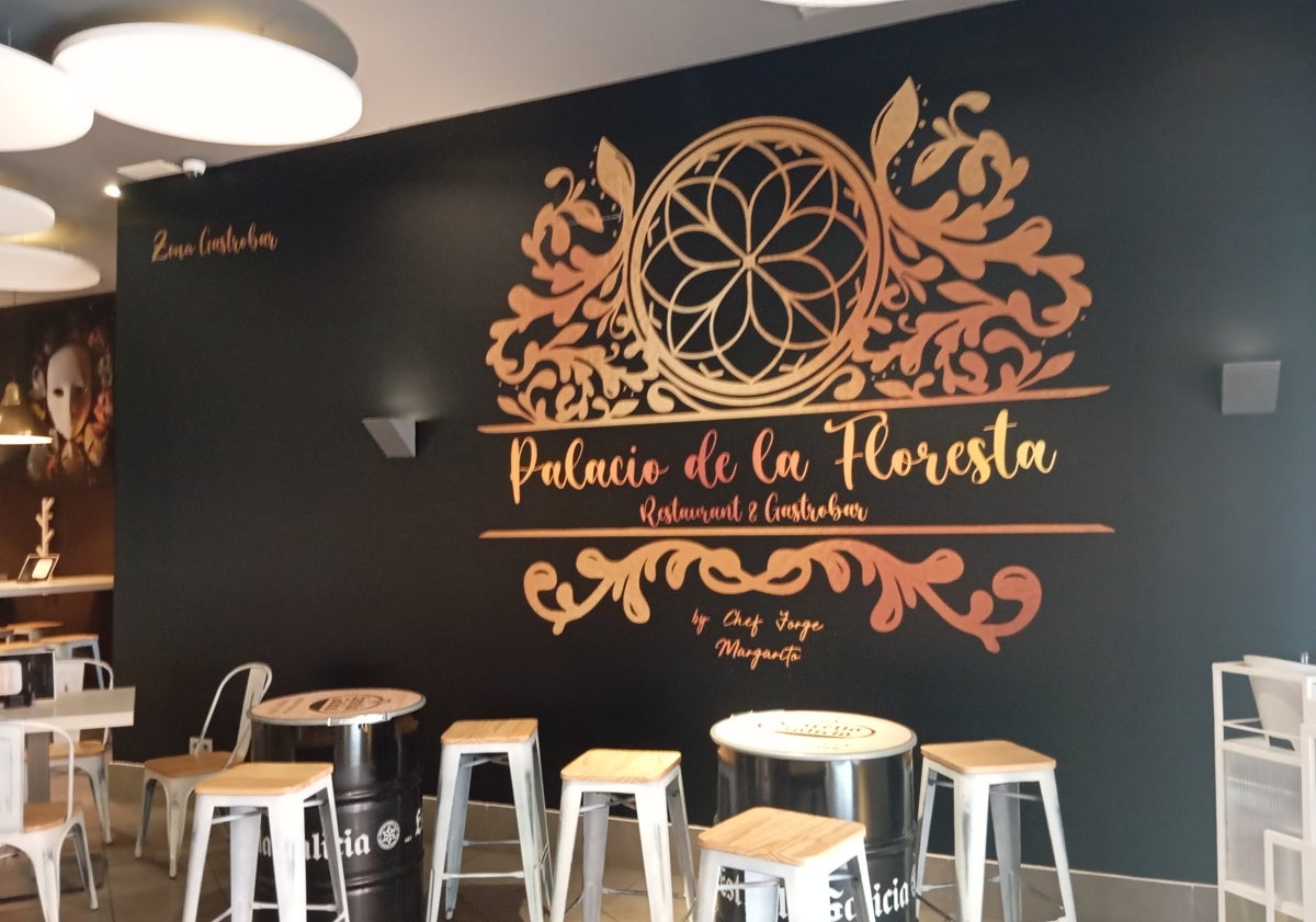 Imagen principal - Distintos espacios del restaurante La Floresta, y el gerente y chef Jorge Margarito, en el establecimiento