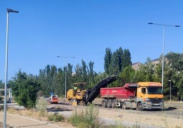 Las máquinas trabajan en el fresado de la calzada de la ronda interior entre la VA-30 y la avenida de Zamora