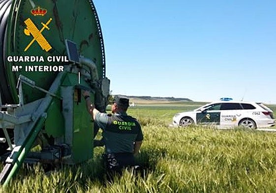 Un guardia civil inspecciona una explotación agrícola.