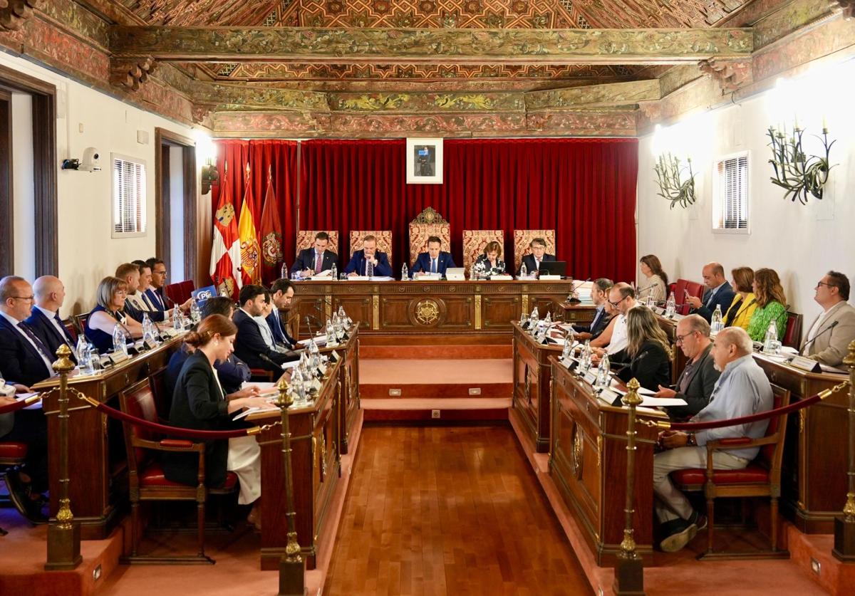 Pleno de la Diputación de Valladolid celebrado este viernes en el Palacio de Pimentel.