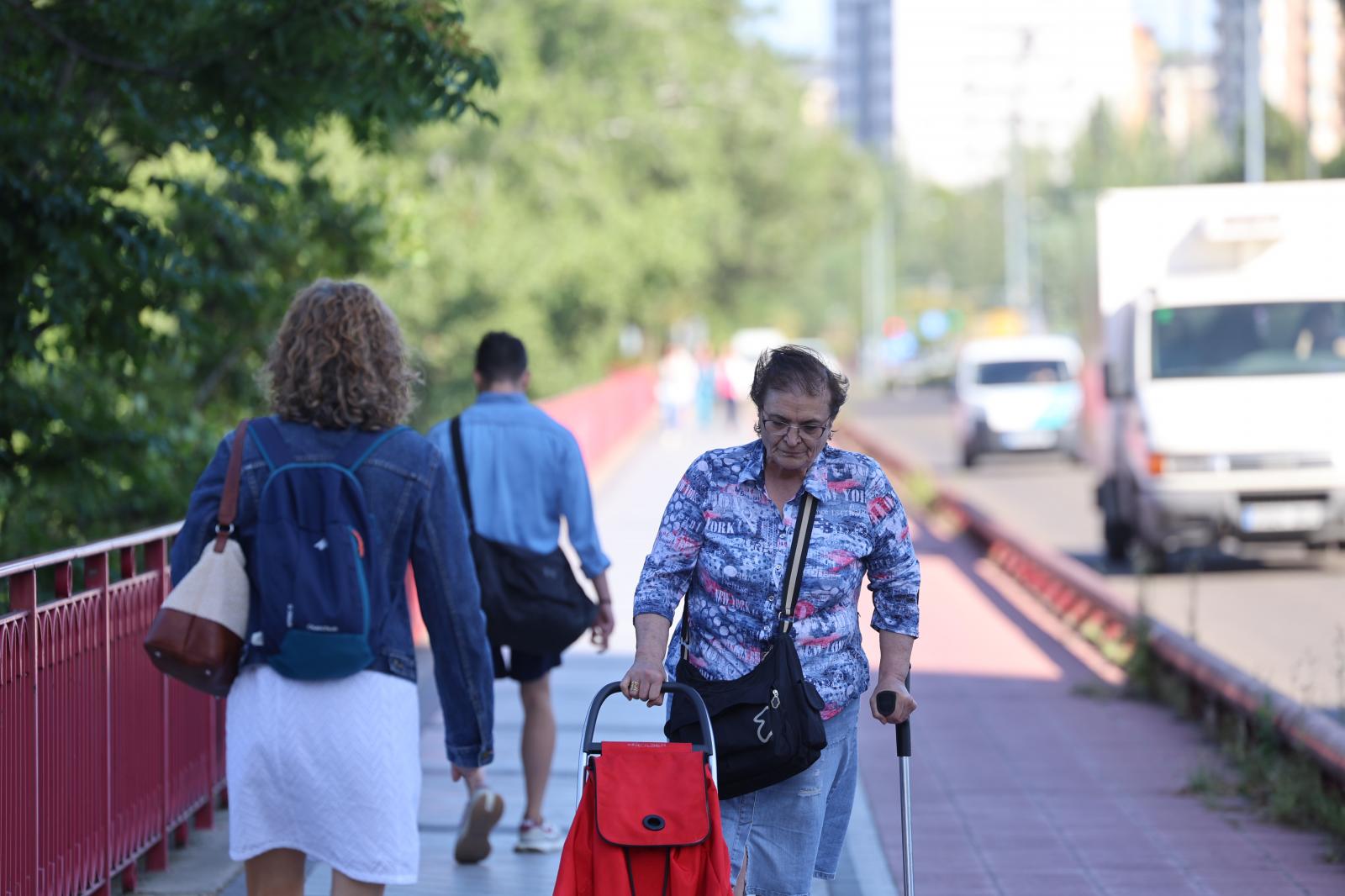 Viandantes en el puente de Adolfo Suárez, que el paseo del Hospital Militar y Huerta del Rey.