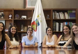Alba Conde, Paula Molpeceres, Paula Leal, Alicia Izquierdo e Irene Arroyo, reinas de las fiestas San Miguel y San Jerónimo y la Virgen de la Soterraña 2025, con la alcaldesa, Myriam Martín.