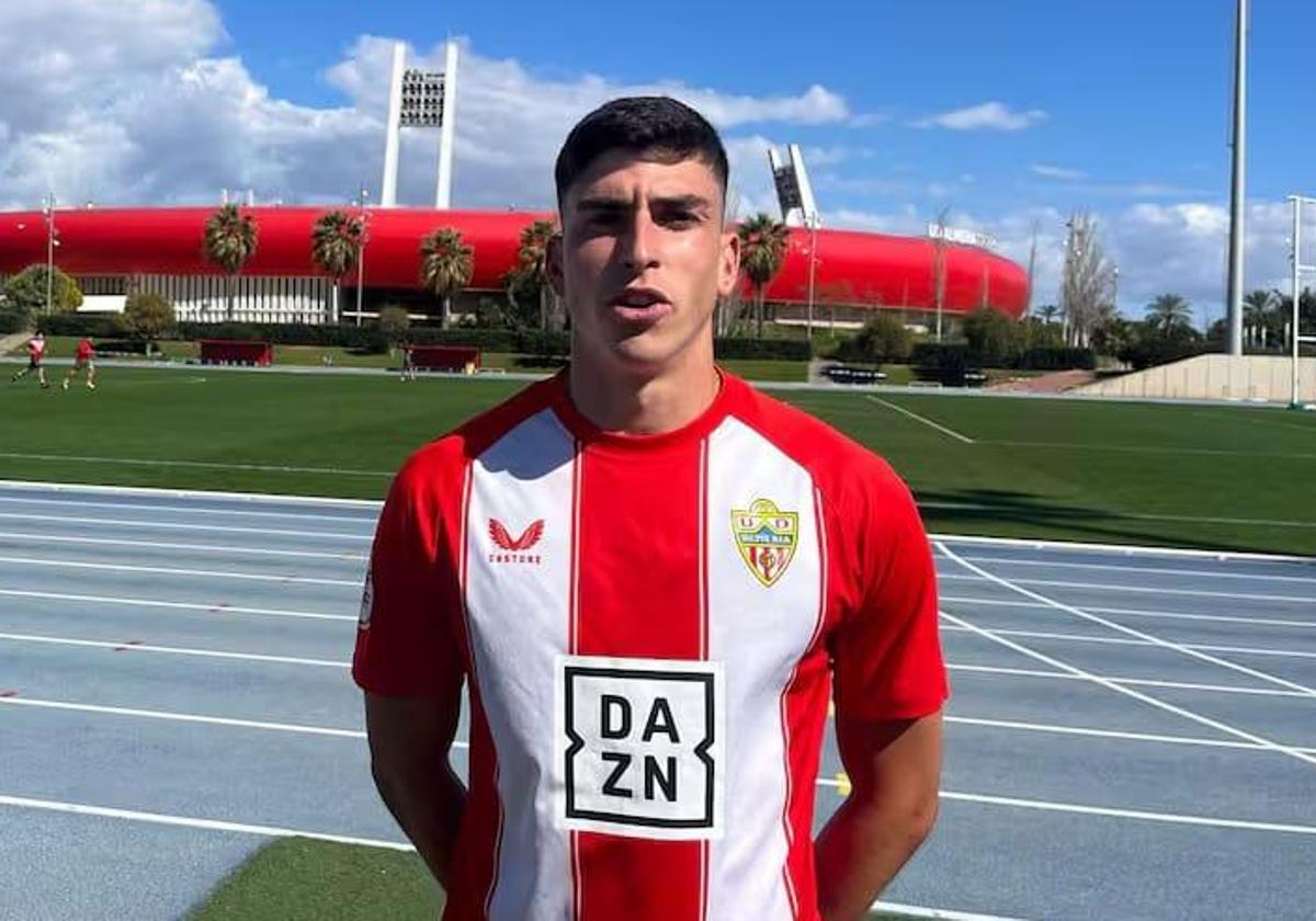 René Pérez posa con la camiseta del Almería.