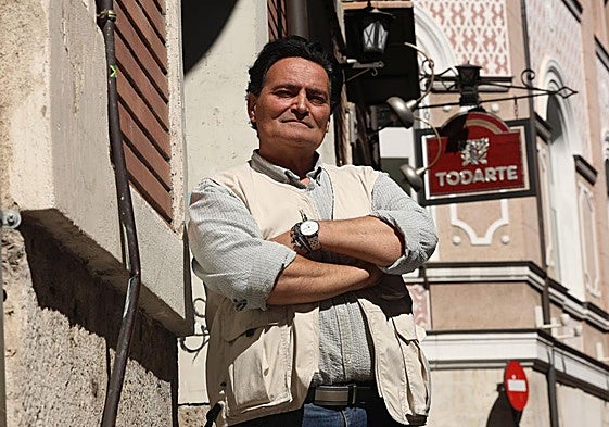 José Carlos García, en la puerta de su negocio, Todarte, que cierra por jubilación.