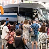 Varios pasajeros suben al autobús en la estación de Valladolid.