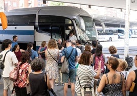 Varios pasajeros suben al autobús en la estación de Valladolid.