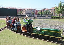 Los viajes en la locomotora a escala de la Renfe serie 10.838 son uno de los atractivos turísticos de la localidad venteña.