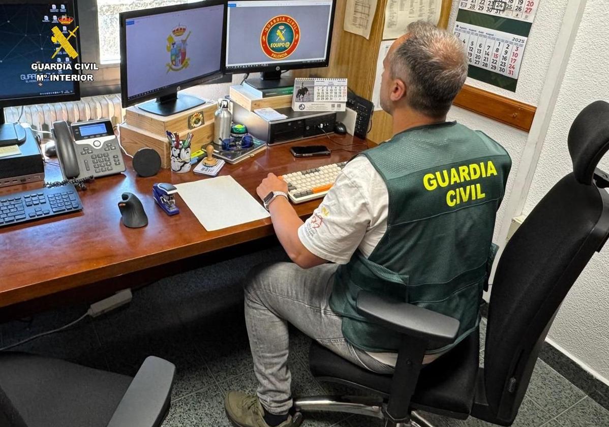 Un Guardia Civil investiga delitos tecnológicos.
