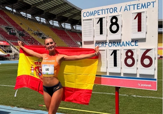 Aitana Alonso celebra junto a su récord en Skopje.