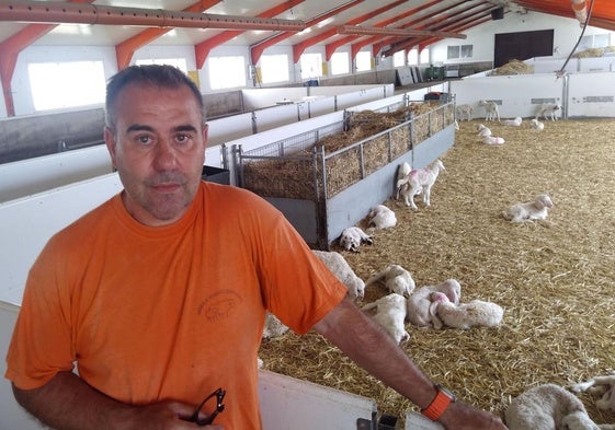 Alberto García Torés, en su granja desarrollo ovino AGM.