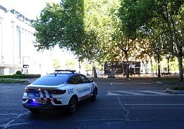 Una patrulla de la Policía Municipal se dirige a la plaza de Juan de Austria en la mañana de este sábado.