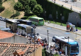 Autobuses de turistas en la parte alta de la avenida Vía Roma.