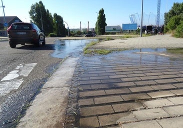 Una fuga de agua encharca la salida de Parquesol hacia el puente de Hispanoamérica