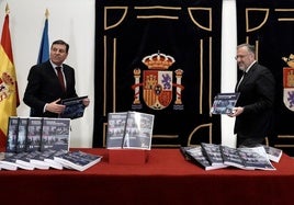 Carlos Fernández Carriedo, consejero de Economía y Hacienda, y Carlos Pollán, presidente de las Cortes, en la presentación de los presupuestos de 2024.