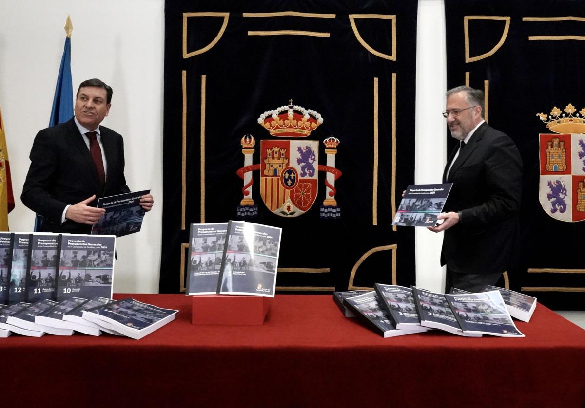 Carlos Fernández Carriedo, consejero de Economía y Hacienda, y Carlos Pollán, presidente de las Cortes, en la presentación de los presupuestos de 2024.