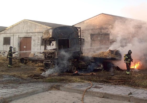 Labores de extinción del camión cargado de paja en Medina del Campo.
