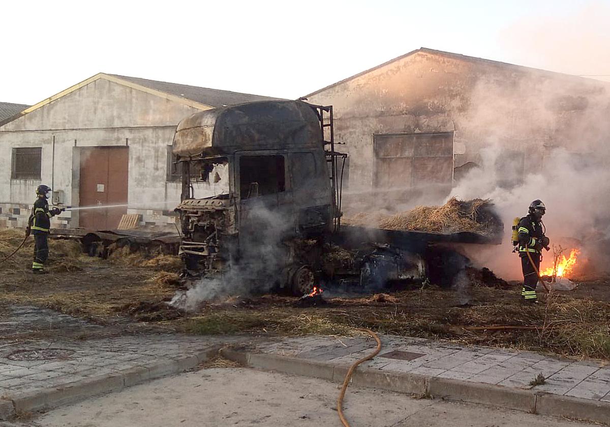 Labores de extinción del camión cargado de paja en Medina del Campo.