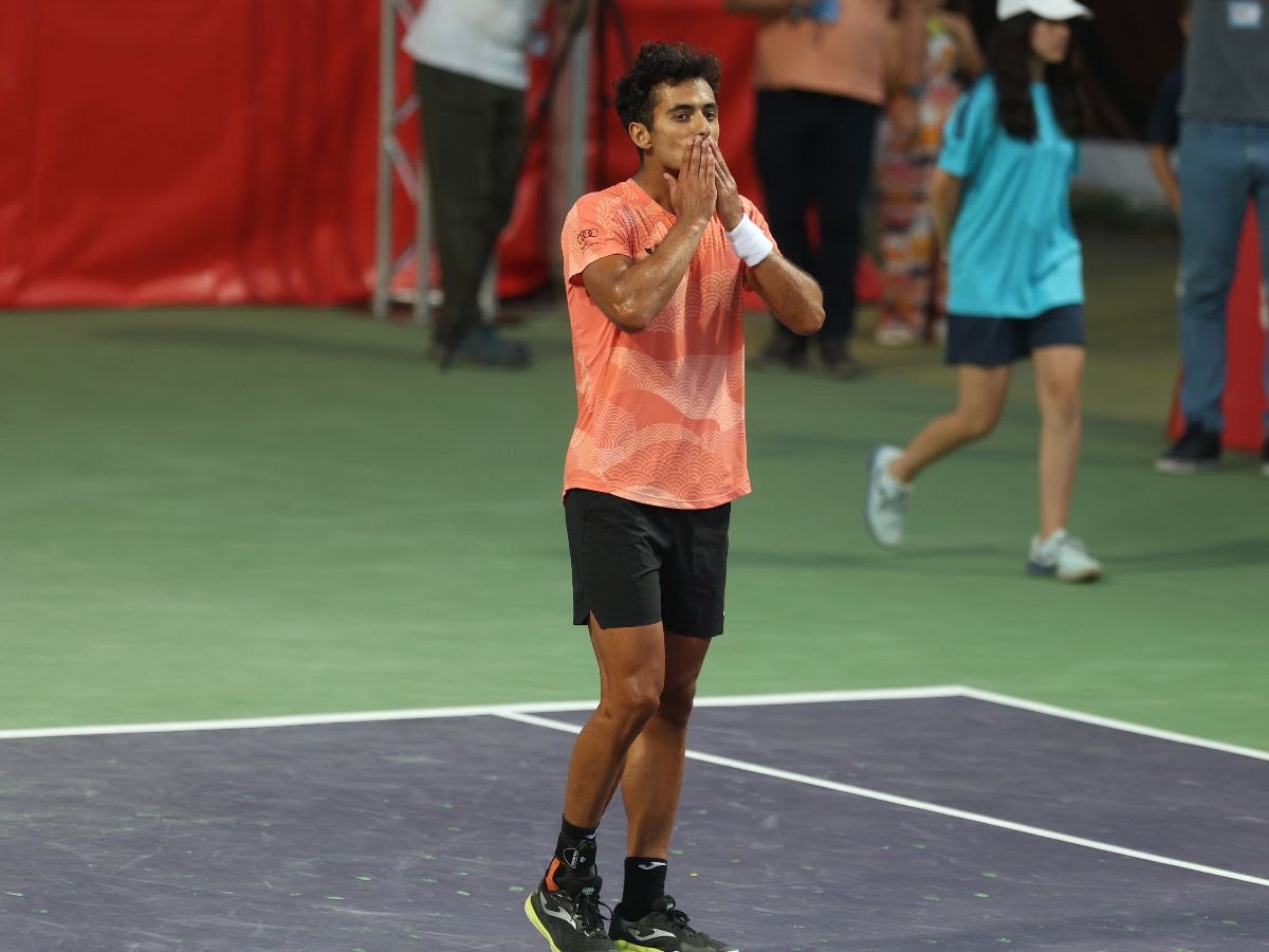 Nicolás Álvarez Varona celebra su pase a la final del Open de Tenis de El Espinar.