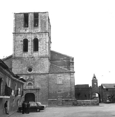 Iglesia de Santa María y Puerta de la Villa.
