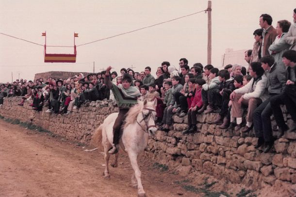 Carrera de cintas en las fiestas de Villabrágima de 1984.