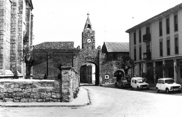 Puerta de la Villa: puerta medieval de piedra con arco de medio punto y una bella torre con campanas que se ubica a la entrada de la localidad.