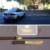 Una patrulla de la Policía Local, en la plaza de Juan de Austria. Debajo, las armas blancas intervenidas a los sospechosos.