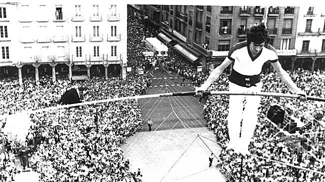 ¿Cómo se llamaban los famosos equilibristas que ofrecían su espectáculo en la Plaza Mayor de Valladolid? 