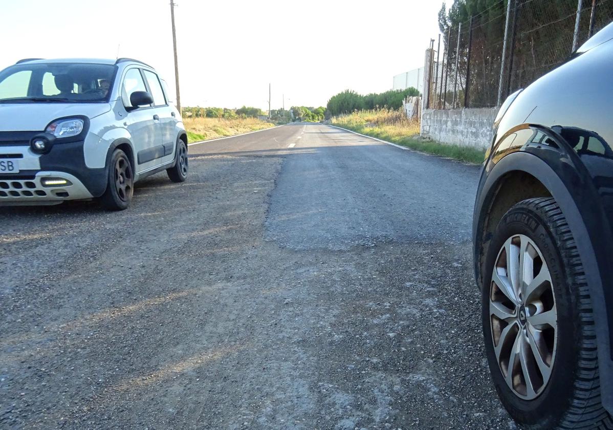 Dos coches se cruzan en el tramo sin asfaltar el camino en el tramo entre el polígono y La Cistérniga.