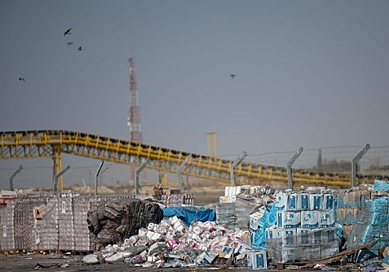 Vista de cajas de ayuda humanitaria bajo el sol.