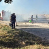 Vecinos observan las tareas de extinción del incendio de Brieva.