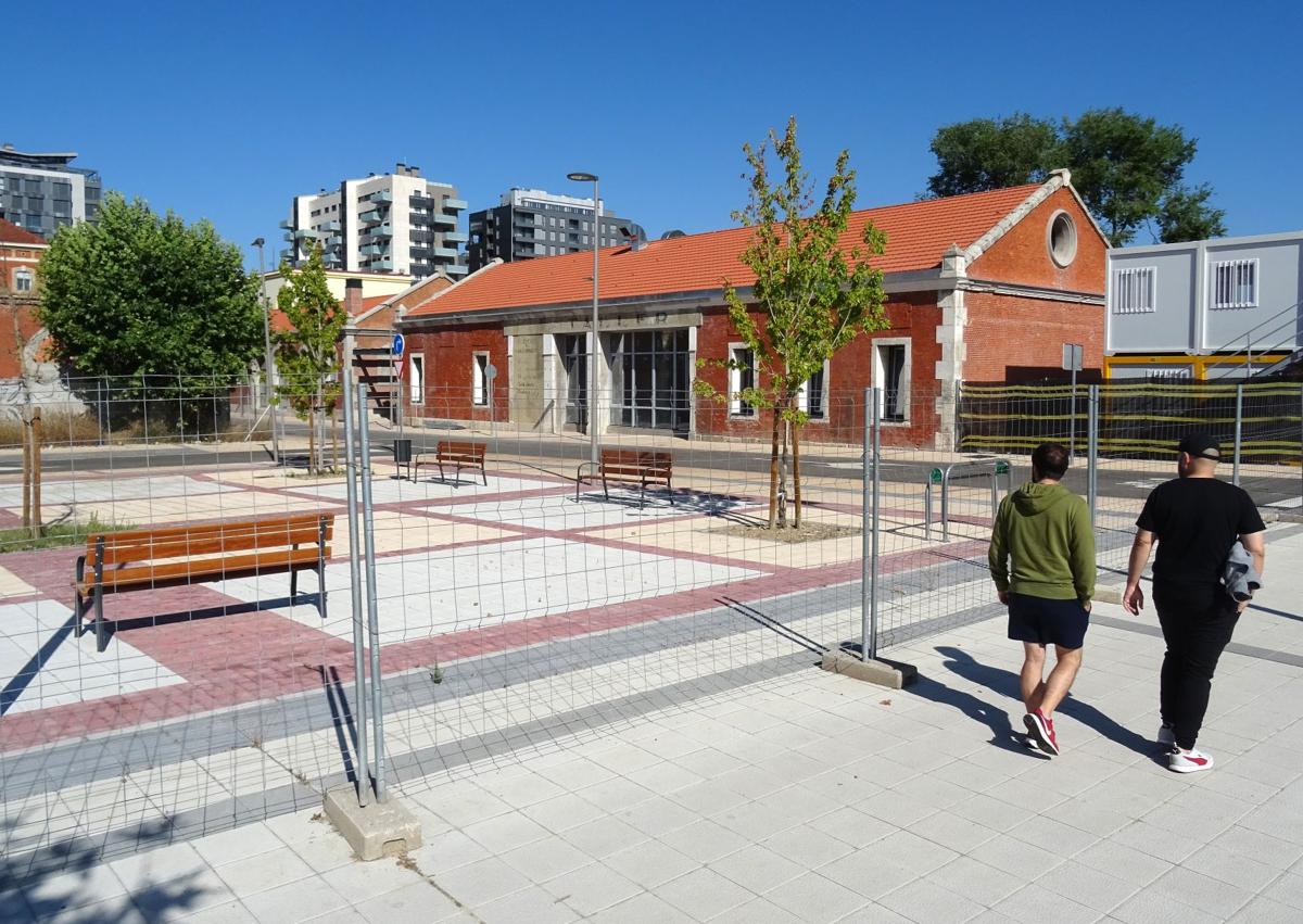 Imagen secundaria 1 - Arriba, una vecina de Delicias, junto a su nieto, vigila a otro nieto de menor edad en el parque central de los terrenos de Artillería. Debajo, a la izquierda, el bloque en rehabilitación del lado del cuartel Conde Ansúrez que ocupará la Escuela Superior de Diseño. A la derecha, el primer edificio habitado del barrio (el residencial Artillería I).