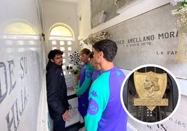 Los blanquivioleta visitan la tumba del fundador del Colo-Colo.