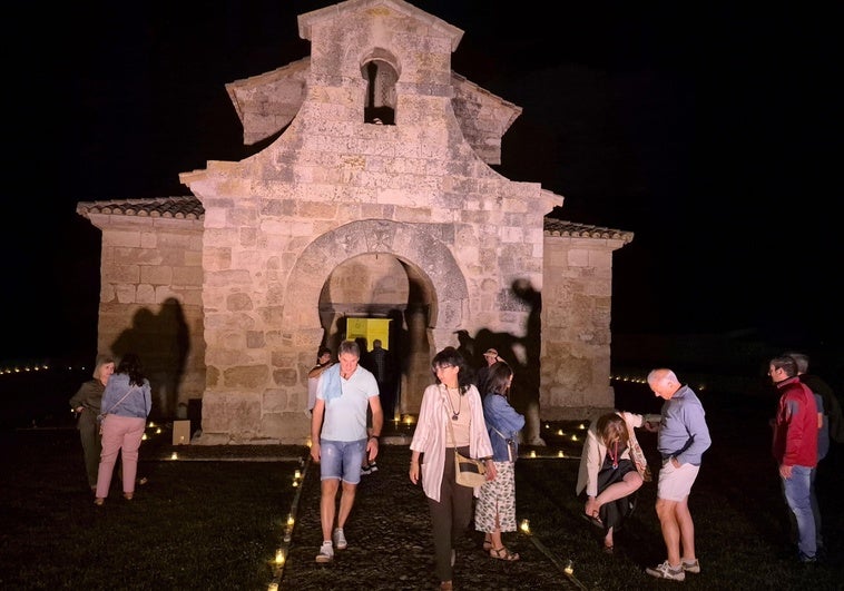 Baños de Cerrato brilla a la luz de las velas en una noche muy especial