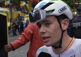 Iván Romeo atiende a la prensa este domingo al término del Tour de Francia.