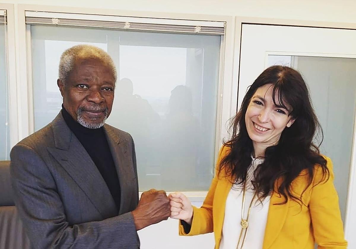 Sara Alonso con el que fue secretario general de las Naciones Unidas, Kofi Annan, en Ginebra
