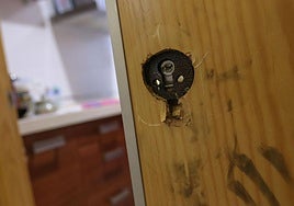 Cerradura forzada tras el robo en una vivienda, en imagen de archivo.