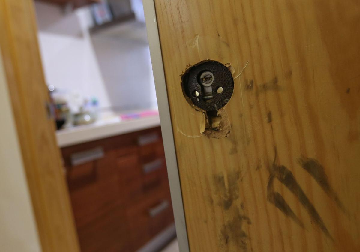 Cerradura forzada tras el robo en una vivienda, en imagen de archivo.