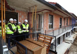 Visita del presidente de la Junta a Aguilar para firmar el protocolo del Residencial Vega de las Claras.