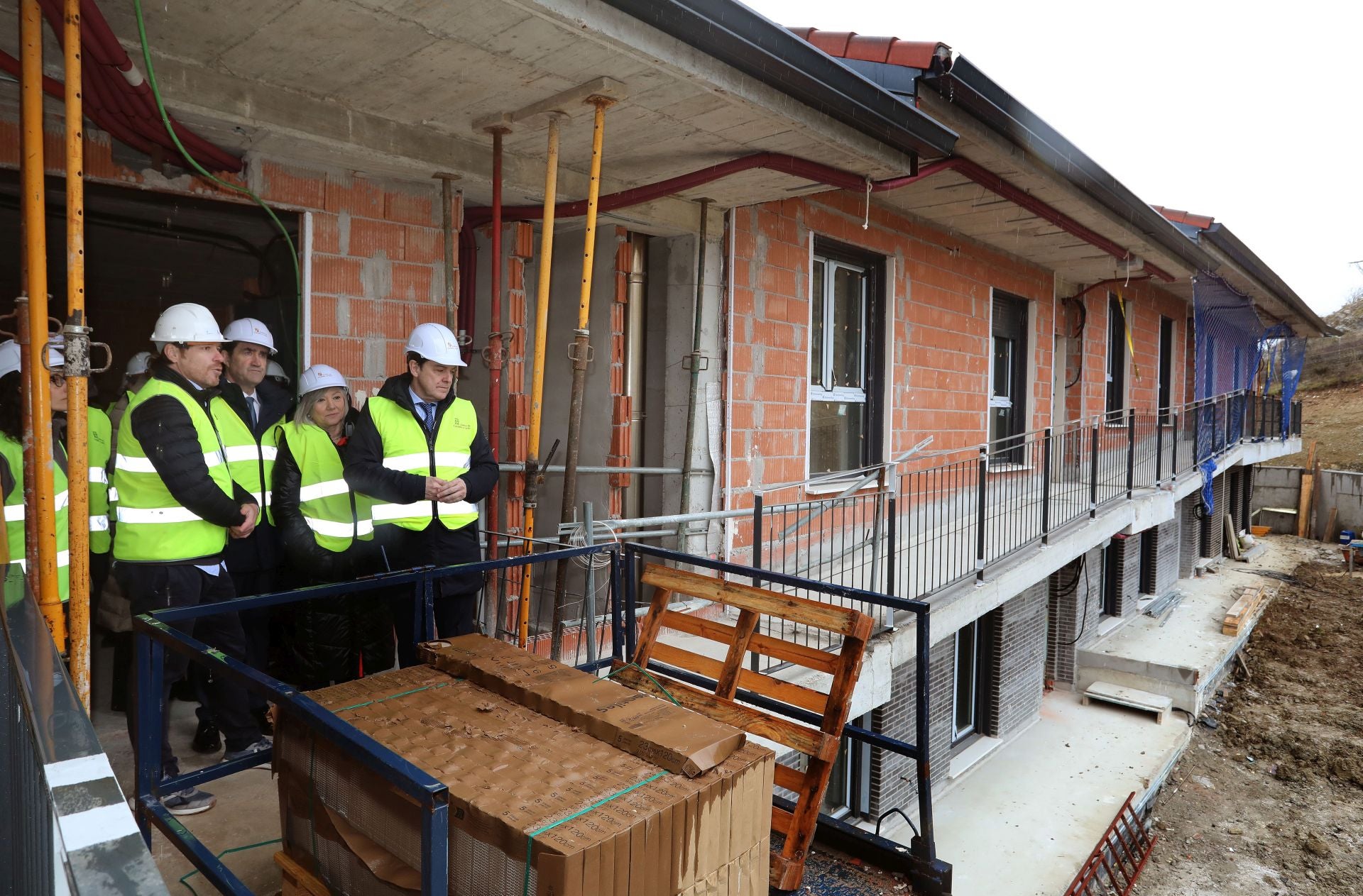 Visita del presidente de la Junta a Aguilar para firmar el protocolo del Residencial Vega de las Claras.