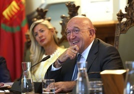 Jesús Julio Carnero, alcalde de Valladolid, sonríe al principio del Pleno de hoy.