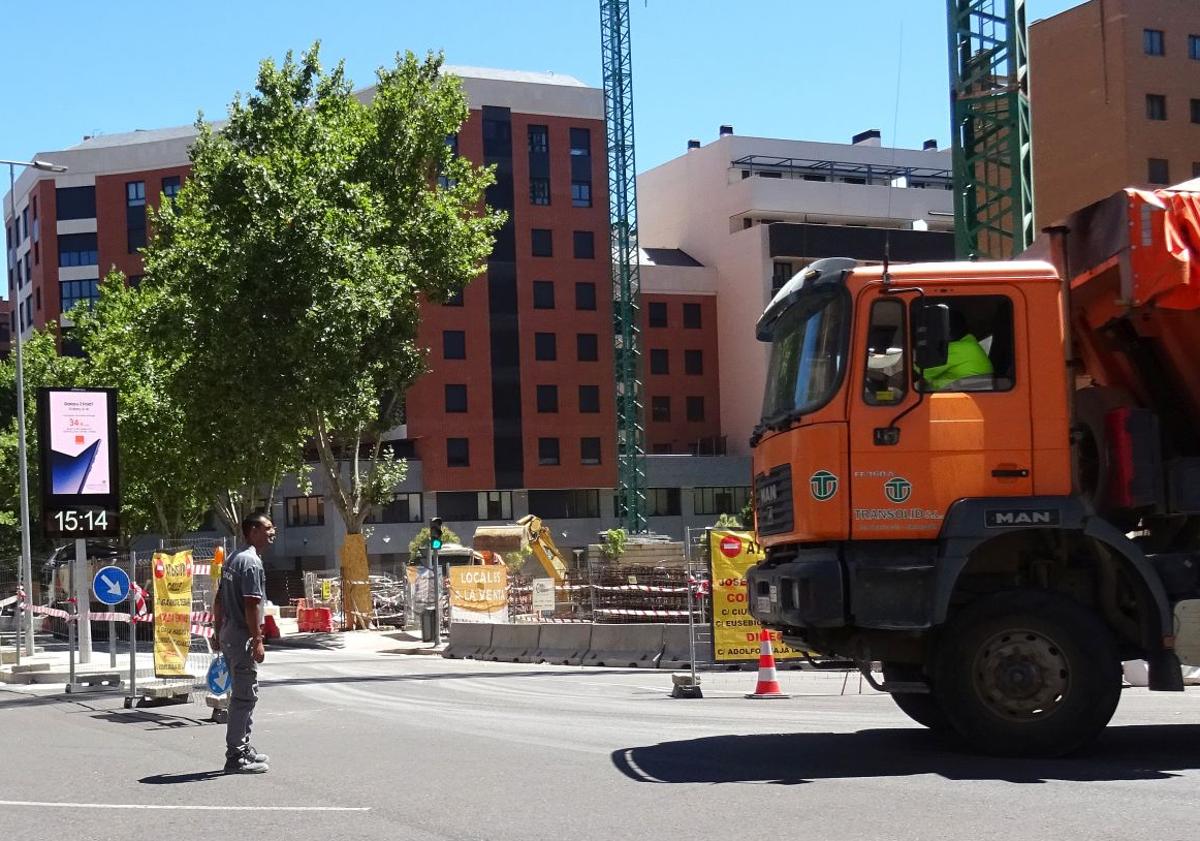 Imagen principal - Arriba, el tramo cortado de José Garrote Tebar. Debajo, a la izquierda, un autobús gira hacia Amadeo Arias y detalle (derecha) de uno de los carteles que advierten del corte.