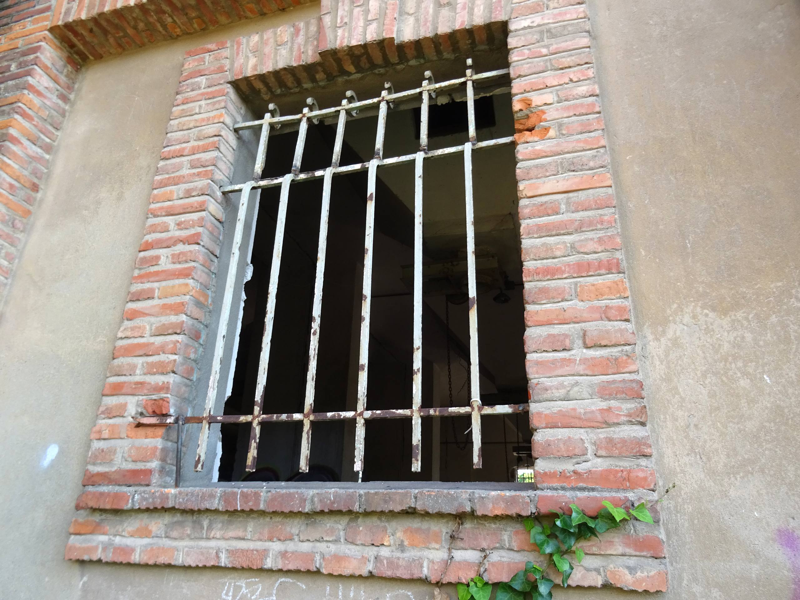 El estado del silo abandonado de la avenida de Gijón, en imágenes