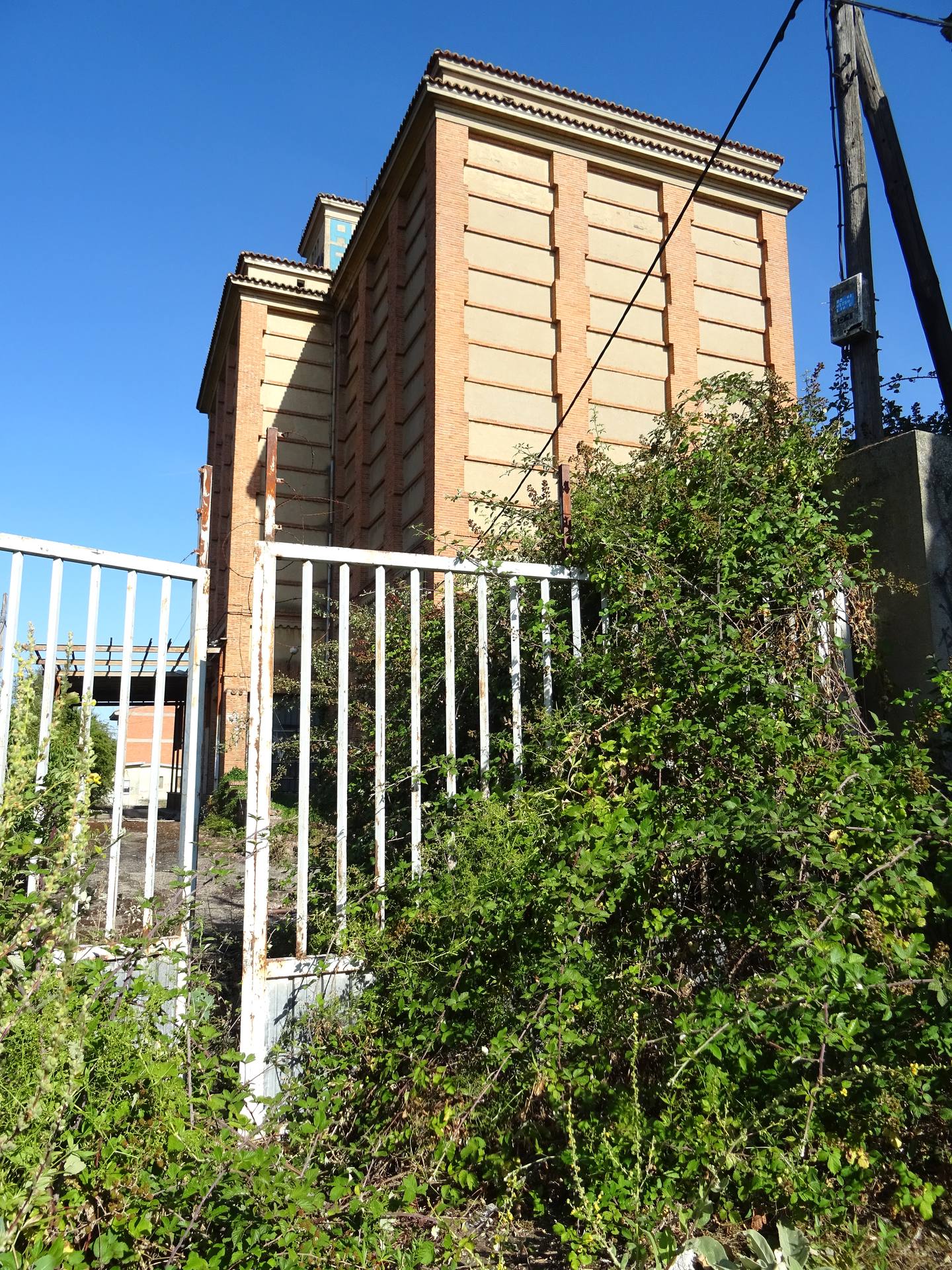 El estado del silo abandonado de la avenida de Gijón, en imágenes