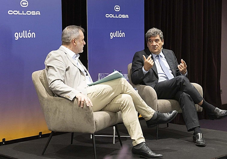 El gobernador del Banco de España, José Luis Escrivá, conversa con el director de El Norte, Ángel Ortiz, en el Foro Económico.